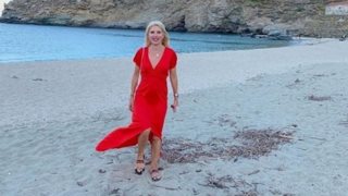 Ελένη Μενεγάκη: Απαστράπτουσα και στις διακοπές! Η βραδινή έξοδος στην Άνδρο