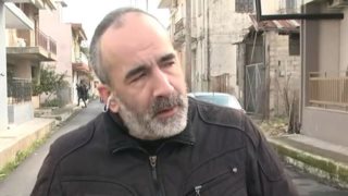 Έχασε τα λόγια του ο ρεπόρτερ της ΕΡΤ περιγράφοντας το φρικιαστικό έγκλημα στην Ανδραβίδα