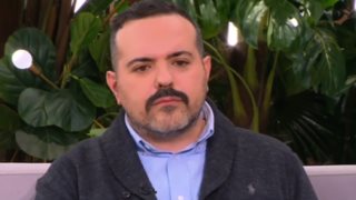 Ο Κωνσταντίνος Αντωνάτος στην "Ελένη" σχολιάζει την τηλεόραση