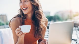 Πώς τα ρούχα επηρεάζουν τα συναισθήματά μας: Χτίσε μία «χαρούμενη» γκαρνταρόμπα

