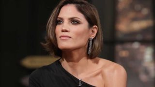 Μαίρη Συνατσάκη: Η γυμνή εμφάνιση στο θέατρο, οι κομμένες εκπομπές και οι αποκαλύψεις για τη σεξουαλική της ζωή