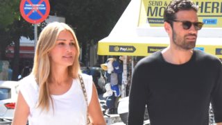 Νατάσα Θεοδωρίδου και Κωνσταντίνος Αργυρός σε χαλαρές στιγμές στο κέντρο της Αθήνας