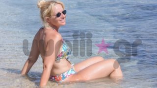 Μαρία Μπεκατώρου: Στη Μύκονο μόνο με το μαγιό της!