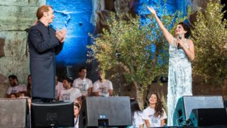 Άλκηστις Πρωτοψάλτη- Στέφανος Κορκολής: Άγγιξαν τον ουρανό με τα «φτερά της ποίησης» στη γιορτή των 20 χρόνων του «Μαζί για το Παιδί»