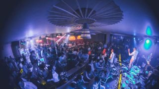 Ο Χρήστος Μενιδιάτης Στο Ola-White: Όσα έγιναν στο μεγάλο πάρτι του ΛΑΜΨΗ 92,3