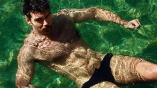 Ο Γιάννης Κουκουράκης φοράει μόνο το μαγιό του και γίνεται το απόλυτο eye candy