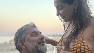 Η Δέσποινα Βανδή κοιτάζει τον Βασίλη Μπισμπίκη και δίνει τον ορισμό του καλοκαιριού