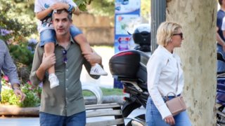 Σία Κοσιώνη &amp; Κώστας Μπακογιάννης σε καθημερινά στιγμιότυπα με τον γιο τους Δήμο