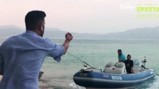 &quot;Fishy&quot; | Η απολαυστική πλάκα του Πάνου Κιάμου στον Γιάννη Τσιμιτσέλη! Δείτε το backstage βίντεο από τη μεγάλη πρεμιέρα