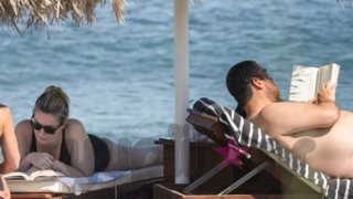 Ελισάβετ Μουτάφη &amp; Μάνος Νιφλής: Σπάνια φωτογραφικά στιγμιότυπα από τις καλοκαιρινές τους διακοπές