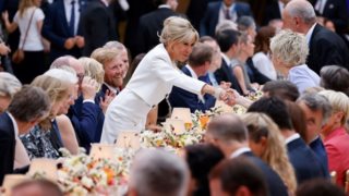 Ολυμπιακοί Αγώνες 2024 | Οι επίσημοι καλεσμένοι και οι λεπτομέρειες του εντυπωσιακού δείπνου που παρέθεσε ο Emmanuel Macron στο Λούβρο