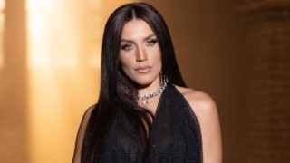 Η Ιουλία Καλλιμάνη βάζει τη "Σιωπή στη Διαπασών" με το νέο της τραγούδι