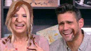 Video Of The Day: Απίστευτο! Ο Ουγγαρέζος έλουσε τη Σκορδά με σοκολάτα στον αέρα του «Πρωινού»