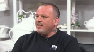 Δημήτρης Σκαρμούτσος: &quot;Όλη μου τη ζωή έχω ζήσει στο περιθώριο λόγω της εμφάνισής μου και ξαφνικά έγινα γνωστός, με χαιρετούσαν που εμένα με έβλεπαν και άλλαζαν πεζοδρόμιο&quot;