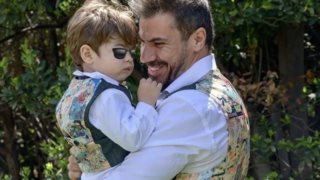 Ο πιο στοργικός μπαμπάς | Ο Άκης Πετρετζίκης μαζί με τα παιδιά του στο στο αγαπημένο πάρκο των παιδιών