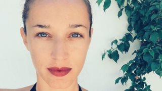 Κάτια Ζυγούλη: Ποζάρει χωρίς ίχνος μακιγιάζ στα χιόνια!