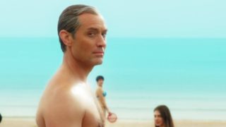 Jude Law 
: Με speedo στο τρέιλερ του “The New Pope”
