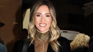 Αναρωριέσαι ποιο πανωφόρι ταιριάζει με όλα τα looks των γιορτών; Η Αθηνά Οικονομάκου προτείνει