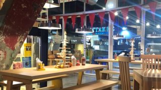 ÜBERNESS: Ανακαλύψτε το εορταστικό pop up store μέσα στο εστιατόριο του Βασίλη Καλλίδη!