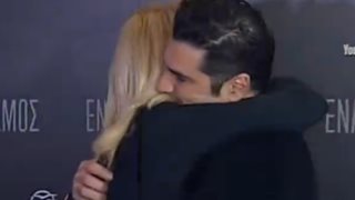 Ελένη Μενεγάκη - Μάκης Παντζόπουλος: Η επεισοδιακή είσοδος στην πρεμιέρα του Παπακαλιάτη: Video