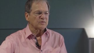 Χρήστος Νικολόπουλος: &quot;Ο Στράτος Διονυσίου στήριζε το τραγούδι κι ήταν παρών, ο Καζαντζίδης ήταν απών&quot;