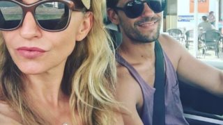 Ρούλα Ρέβη – Αποστόλης Τότσικας: Η τρυφερή φωτογραφία των δίδυμων παιδιών τους