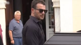 Ο Γιώργος Αγγελόπουλος στο μνημόσυνο της μητέρας του - Στο πλευρό του η Δήμητρα Βαμβακούση