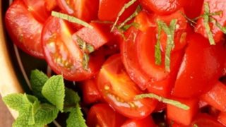 Συνταγή: Δροσερή σαλάτα με καρπούζι και ντομάτα: Για τα ζεστά μεσημέρια του καλοκαιριού