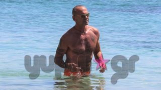 Πέτρος Κωστόπουλος: Χαλαρές στιγμές στη Μύκονο! Δείτε τον μόνο με το μαγιό του