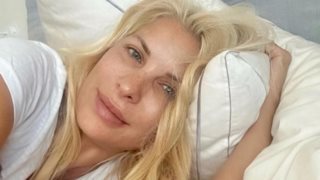 Η Ελένη Μενεγάκη ξανά δίχως ίχνος μακιγιάζ στο κρεβάτι της