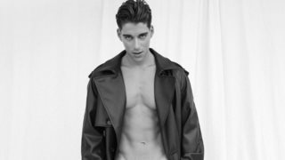 Ο Σήφης Φαραντάκης φωτογραφίζεται και μας δείχνει τους εκπληκτικούς κοιλιακούς του!