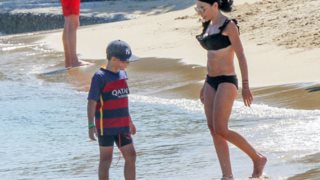 Κέλλυ Κελεκίδου: Με τον γιο της στην Πάρο: Φωτογραφίες