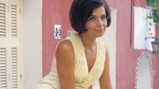 68 χρόνια πριν: Η Τζένη Καρέζη σε σπάνια καλοκαιρινή φωτογράφιση με το αγαπημένο pattern της εποχής