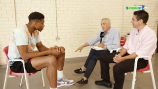 Ο Γιάννης Αντετοκούνμπο σε μία κατάθεση ψυχής: "Θα πουλούσα ξανά CD για να έχω πίσω τον πατέρα μου"