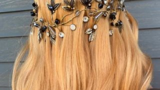 Peach Blonde 
: Έτσι λέγεται και είναι η απόλυτη απόχρωση για τα μαλλιά του καλοκαιριού