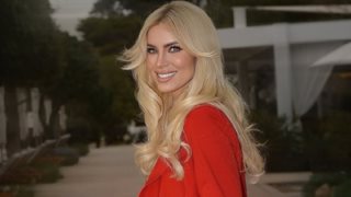 Κατερίνα Καινούργιου Το δερμάτινο jacket της είναι δημιουργία Ελληνίδας σχεδιάστριας και είναι στο χρώμα που θα αναβαθμίσει τα looks της άνοιξης