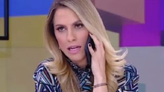 Ντορέττα Παπαδημητρίου: Βγήκε στον «αέρα» της εκπομπής μιλώντας στο τηλέφωνο!