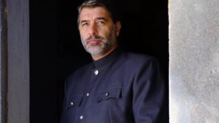 Βασίλης Μπισμπίκης: Πρεμιέρα στις «Άγριες Μέλισσες»! Οι πρώτες φωτογραφίες &amp; ο ήρωας που θα υποδυθεί