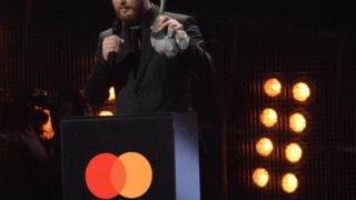 Brit Awards 2017: Tα λόγια του γιου του David Bowie στη σκηνή των βραβείων