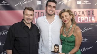 O Γιώργος Κακοσαίος στην παρουσίαση του άλμπουμ του με την οικογένειά του στο πλευρό του