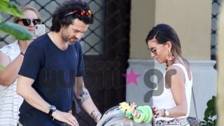 Αθηνά Οικονομάκου – Φίλιππος Μιχόπουλος: Στο κέντρο της Αθήνας με τον γιο τους