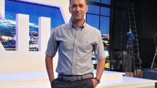 Άγγελος Μπράτης 
: Ο ταλαντούχος σχεδιαστής και κριτής του GNTM χορεύει pole dancing και γίνεται viral
