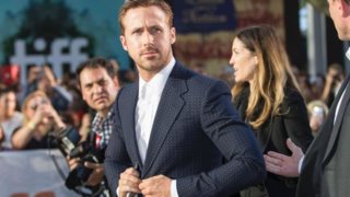 Ryan Gosling : Δείχνει πώς να φορέσεις το κοστούμι σου φέτος τον χειμώνα