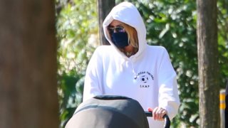 Η Τζένη Μπαλατσινού φωτογραφίζεται για πρώτη φορά αγκαλιά με τον 3,5 μηνών γιο της