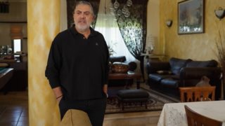 Η γη της Ελιάς | Ο Δημοσθένης γίνεται ξανά πατέρας &amp; όλοι του γυρίζουν την πλάτη!