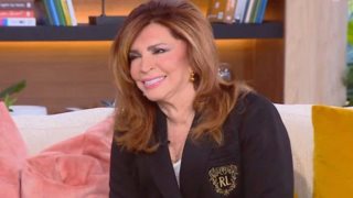 Μιμή Ντενίση: "Ο μπαμπάς μου έγινε ο μεγαλύτερος φαν μου. Αν δεν πετύχαινα τόσο νωρίς, νομίζω ότι..."