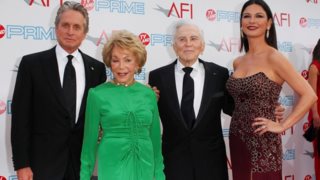 Kirk Douglas  : Το συγκινητικό αντίο των Michael Douglas και Catherine Zeta Jones
