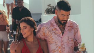 O Snik μαζί με τη σύντροφό στο νέο του βίντεοκλιπ