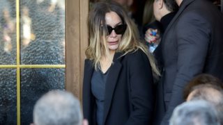 Συγκλονισμένη η Δέσποινα Βανδή στο τρισάγιο του Βασίλη Καρρά - Στο πλευρό της ο Βασίλης Μπισμπίκης