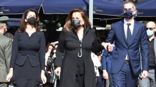 Ντόρα Μπακογιάννη | Υποβασταζόμενη με πατερίτσες στην κηδεία της Φώφης Γεννηματά